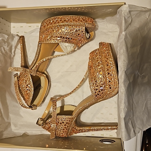 Shoes - Picture 3 of 4